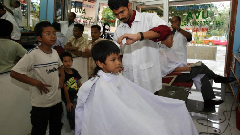 Kedai gunting rambut boleh beroperasi