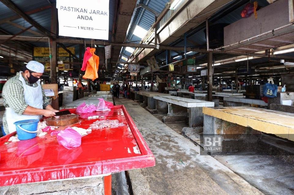 Tinjauan mendapati sebahagian peniaga masih belum berniaga selepas Pasar Borong Harian Selayang dibuka kepada orang ramai di bawah Perintah Kawalan Pergerakan Bersyarat (PKPB) bagi membendung penularan wabak COVID-19. - Foto Mohd Yusni Ariffin 